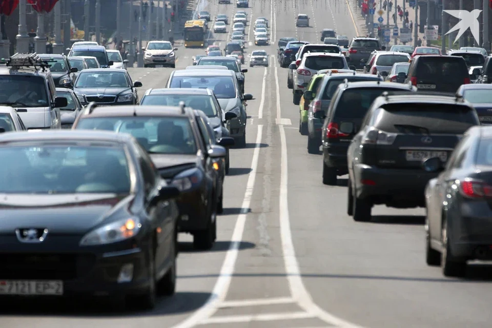 Адвокат сказал белорусам о крупных штрафах за нецензурные наклейки на авто. Снимок носит иллюстративный характер.