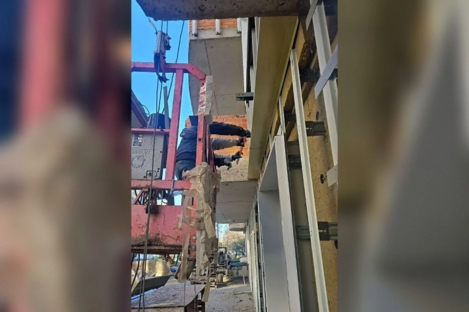 Строители из Чувашии восстанавливают дом на улице Писарева в Мариуполе. Фото: АГО Мариуполь