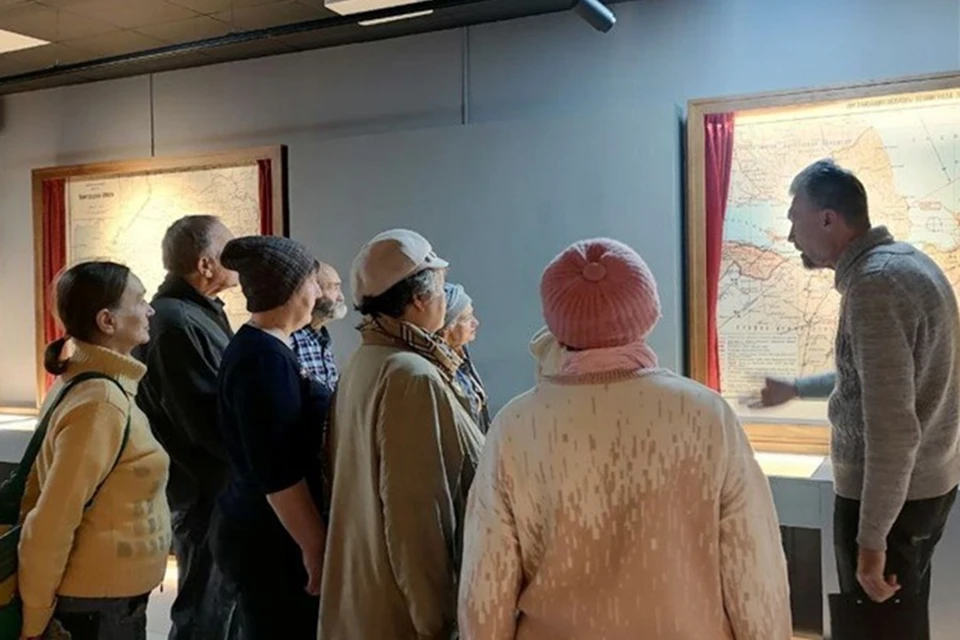 Для пожилых жителей Мариуполя организовали выставку «Дорога жизни». Фото: Администрация Мариуполя