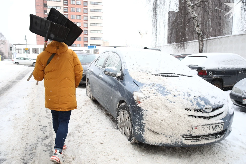 Сказали, какой штраф грозит белорусам за неубранный снег возле авто. Фото: архив «КП».