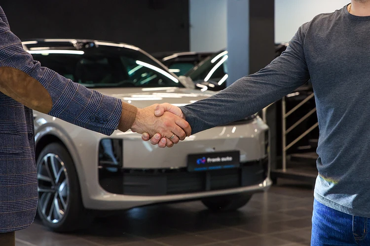 Дюжина стадионов «Зенита» или три Букингемских дворца: сколько россияне заплатили в октябре за машины