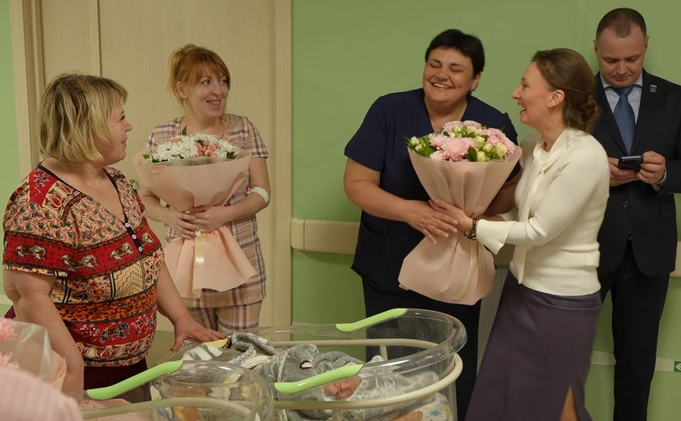 Анна Юрьевна поздравила рожениц с Днем матери