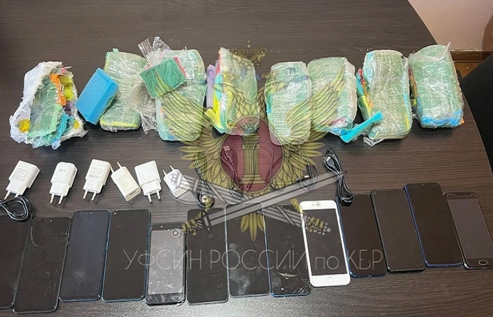 В пакетах с едой были спрятаны четыре полимерных свертка. Фото: УФСИН России по КБР.