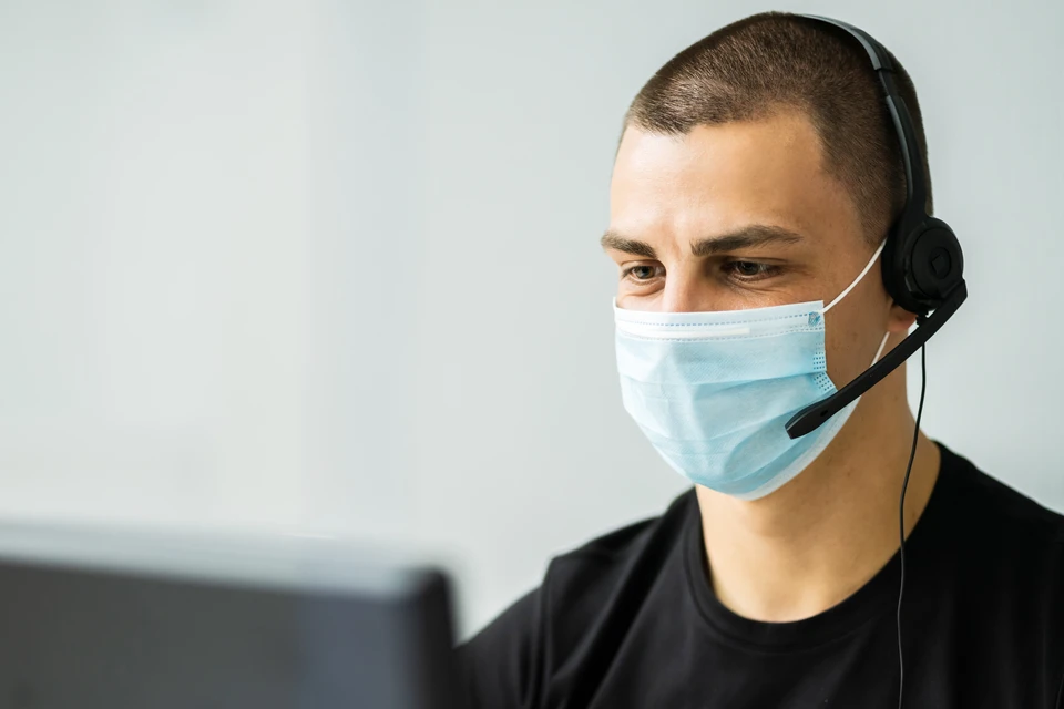 Мошенники уже не первый раз придумывают схемы с использованиями данных полисов ОМС. Фото: Andrey_Popov/Shutterstock/Fotodom.