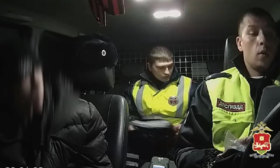 В Хакасии пьяный бесправник пытался скрыться от полицейских в реке. Скриншот: видео краевого МВД