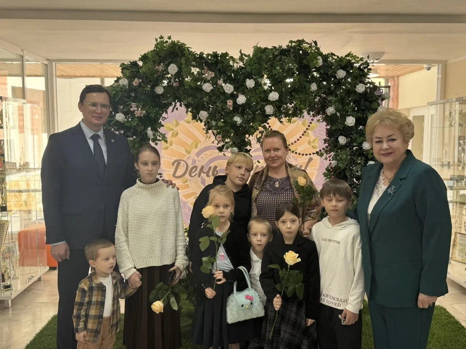 В Кисловодске Военный оркестр поздравил жен и матерей бойцов СВО с Днем матери. Фото: администрация Кисловодска