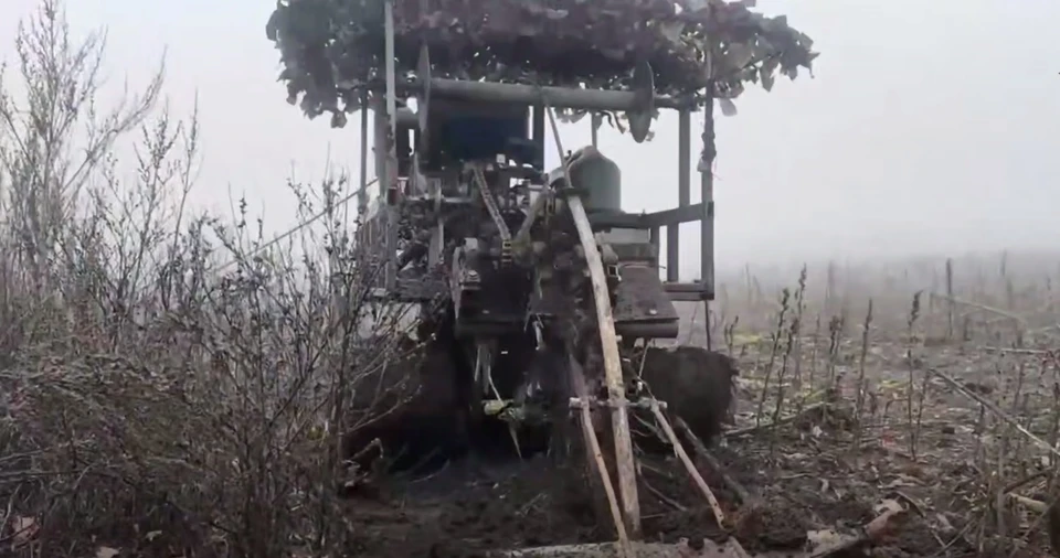 Робот помогает бойцам на передовой.