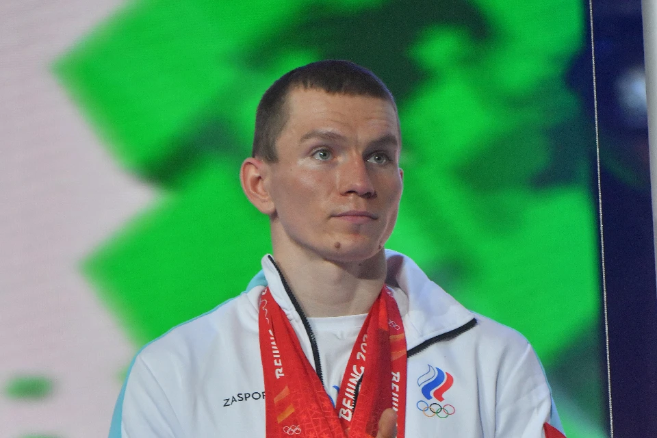 За финишной чертой Большунов подошел к Бакурову и толкнул его со спины в плечо, отчего тот упал.