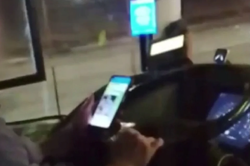 Пассажиры не довольны работой водителя автобуса. ФОТО: телеграм-канал "Жесть Ярославль"