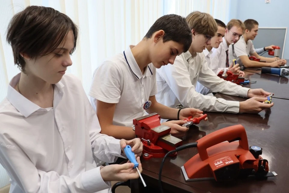 В школах ДНР продолжается оснащение кабинетов ОБЗР и «Технологии». Фото: ТГ/Толстыкина