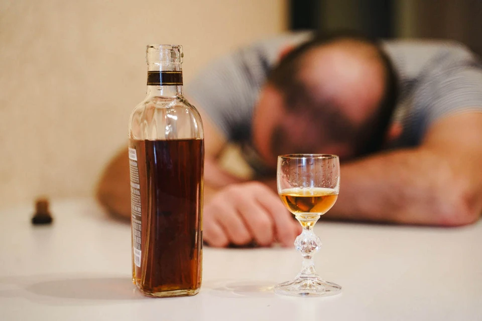 В Советском районе мужчина пытался задушить знакомого из-за отказа выпить.