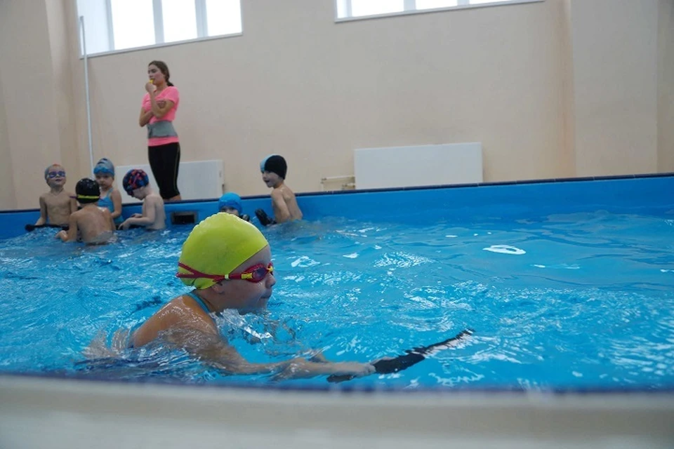 Девочка занималась плаванием в бассейне.