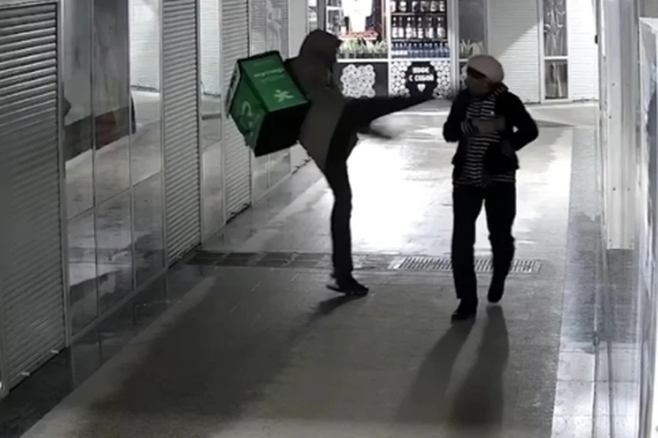 Курьер немотивированно пнул женщину в лицо. Фото: Кадр с записи с камер видеонаблюдения/АСТ-54