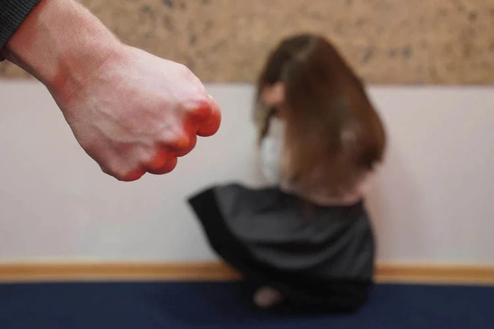 Соседи хотят спасти девочку от ее собственной матери