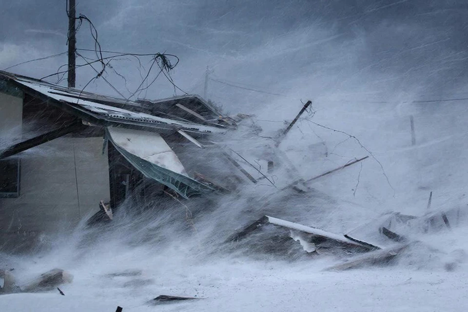 Жителям Камчатки рекомендуют запастись продуктами и не выходить из дома. Фото: нейросеть GigaChat