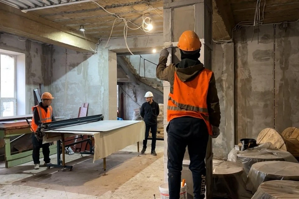 Строители Ленобласти завершают восстановление ДК «Чайка» в Мариуполе. Фото: АГО Мариуполь