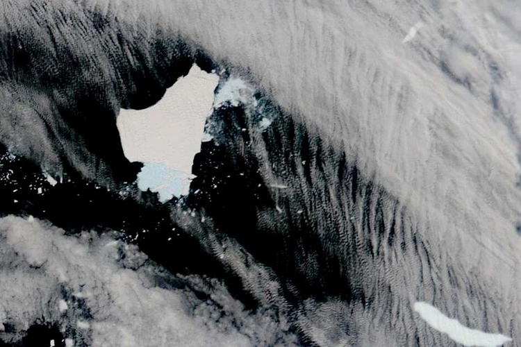 Айсберг А23 потерял статус самого большого в мире