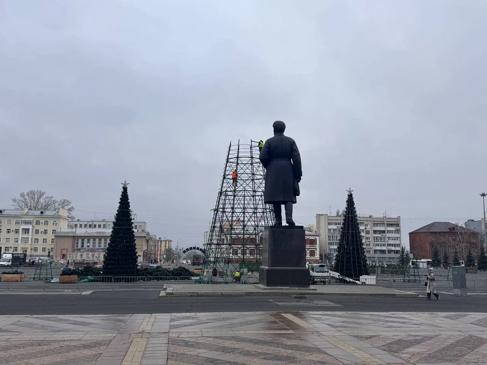 Всего на площади Куйбышева в этом году установят семь елок.