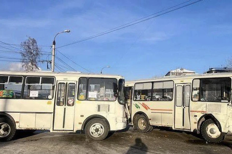 Два автобуса столкнулись в Иркутске.