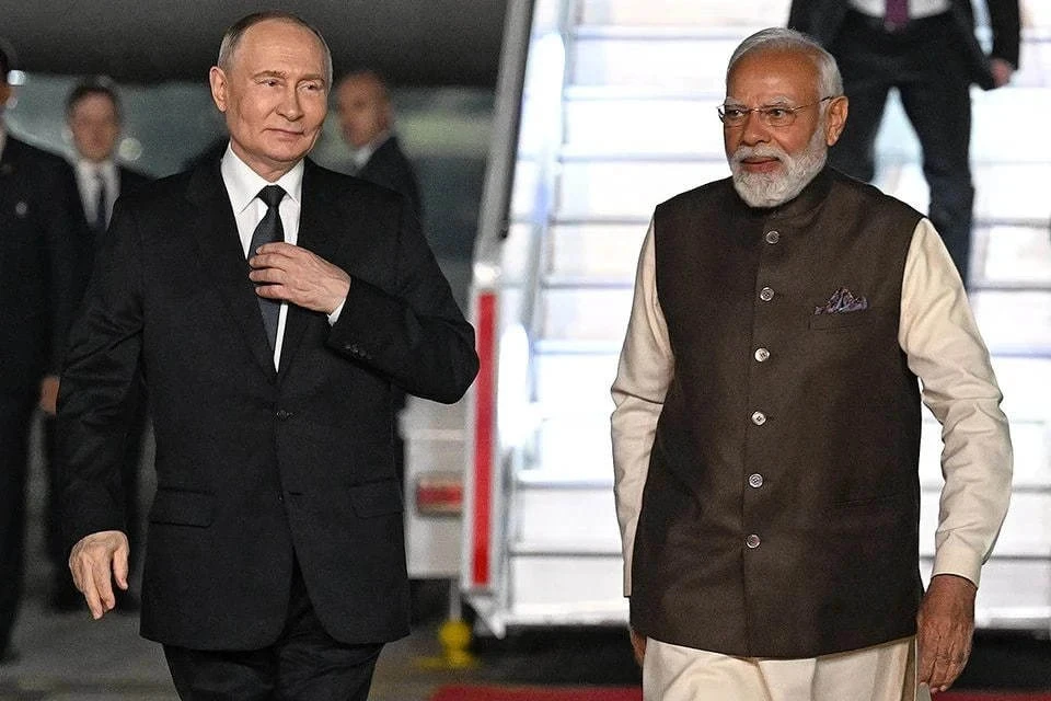 Моди подарил Владимиру Путину копию книги"Бхагавадгита" на русском языке