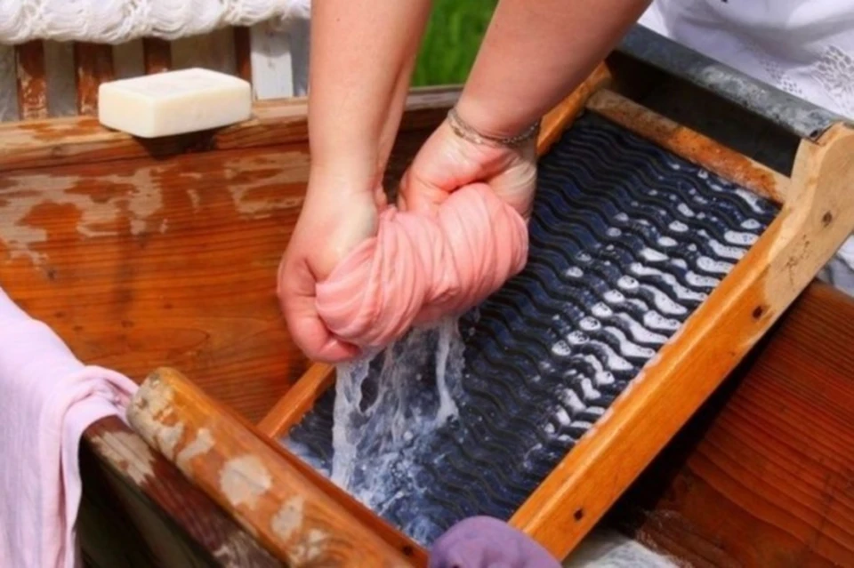 Стираем вручную, как наши предки, иначе - не выжить. Фото: соцсети