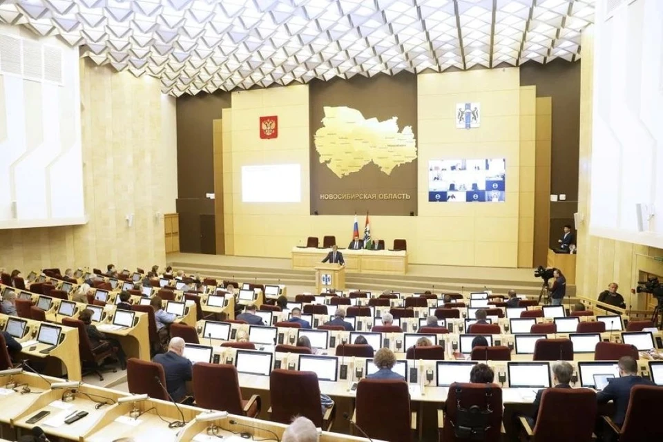 Губернатор Андрей Травников поблагодарил 15 тысяч членов избиркомов за организацию масштабной кампании. Фото: пресс-служба Законодательного собрания Новосибирской области.