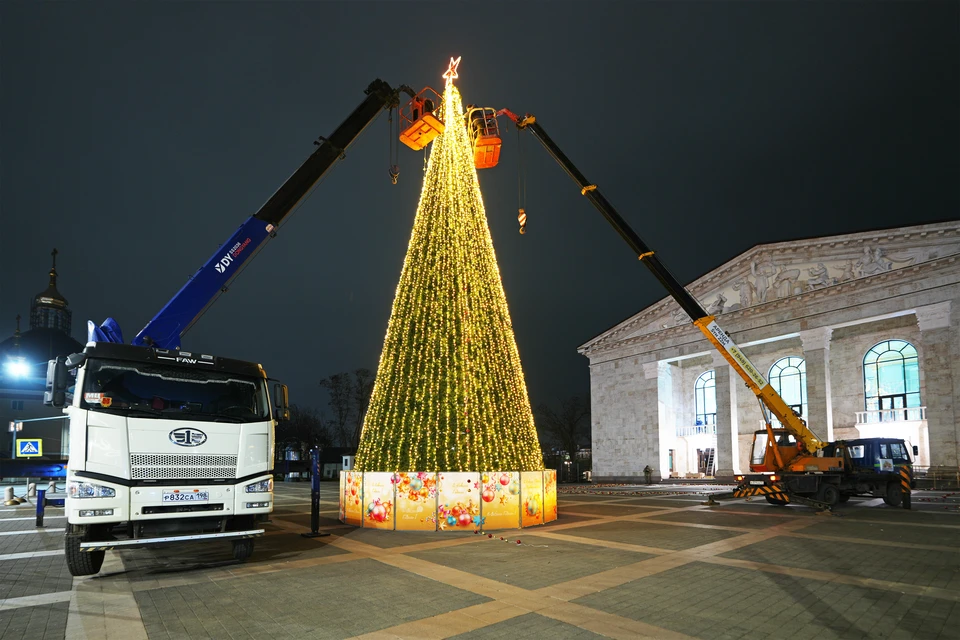 Елка напротив восстановленного здания драмтеатра в Мариуполе