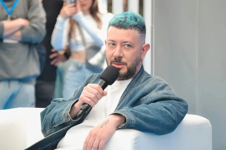 Блогер Артемий Лебедев упал с инвалидной коляски во время съемок