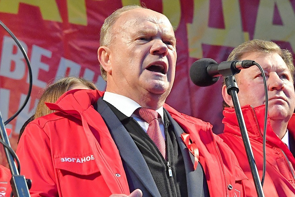 Примерит ли Зюганов красную шубу Деда Мороза