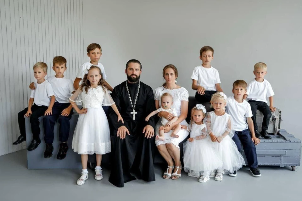 Николай и Елена Соловьевы воспитывают десятерых детей. Фото: телеграм-канал Юрия Слюсаря