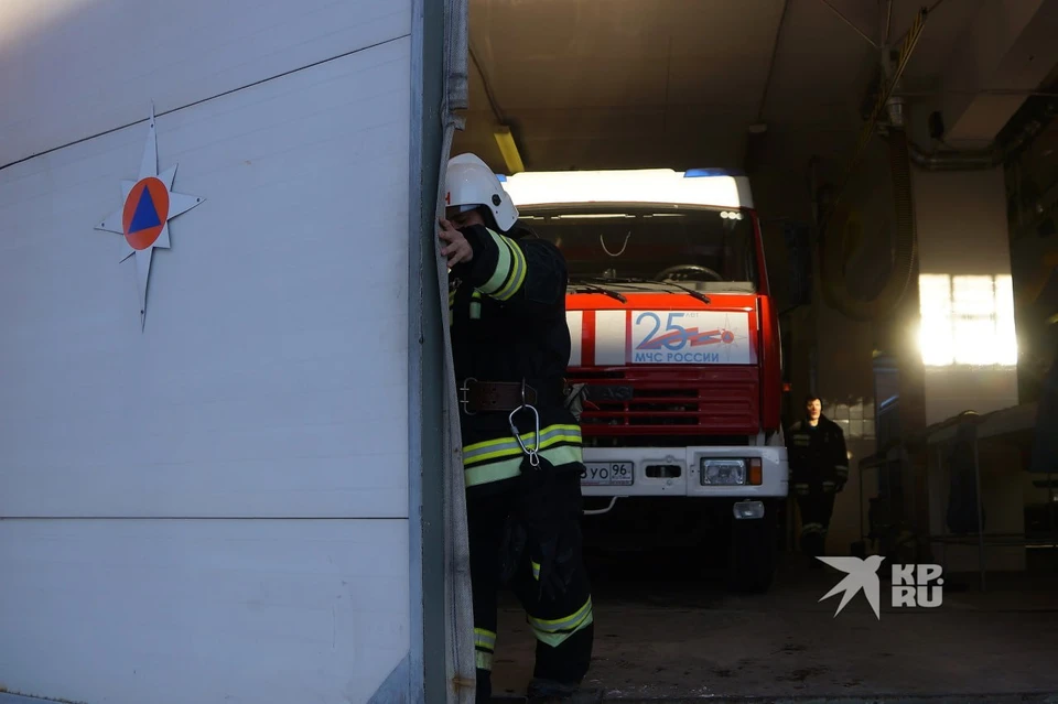 На место ЧП прибыли 12 сотрудников МЧС и пять единиц техники