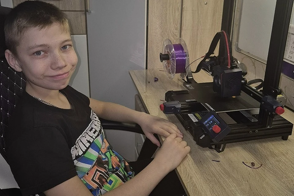 Мастерскую для Димы обустроили у него в комнате. Фото: Юлия Санжигоряева