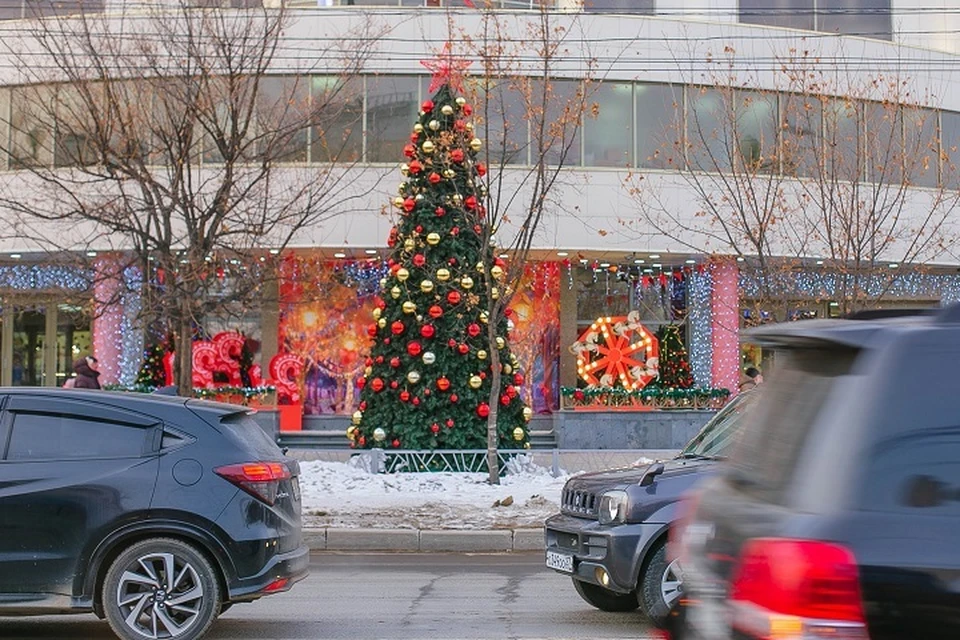 Нарядные елки встречают у торговых центров