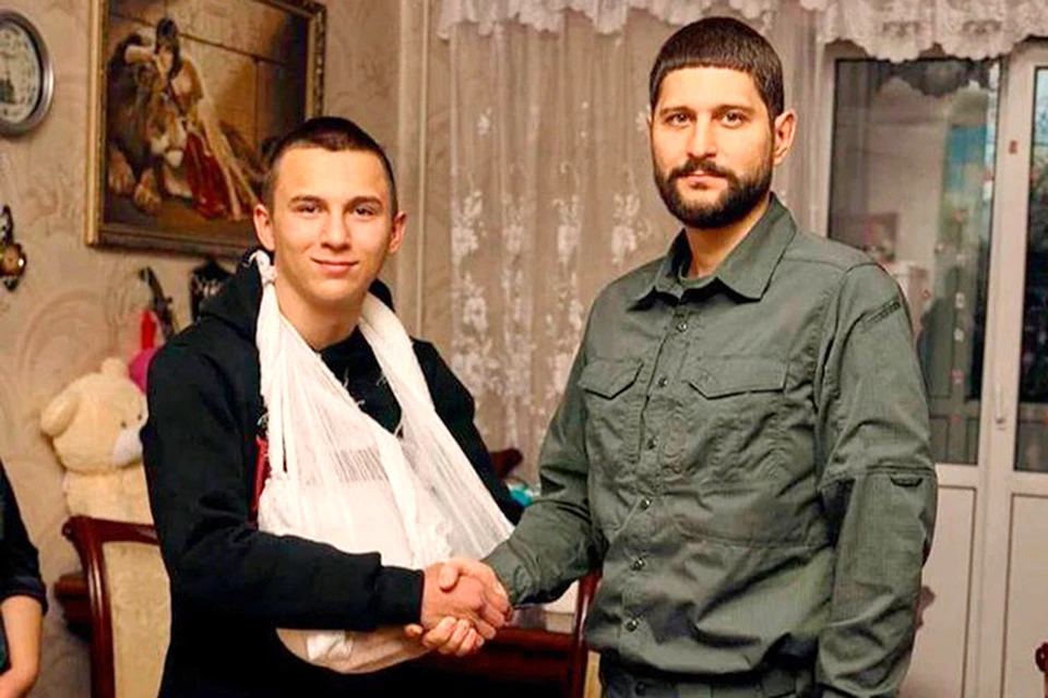 Сенатор РФ Александр Волошин проведал раненого Егора дома. Фото: Личный архив Егора Трачковского