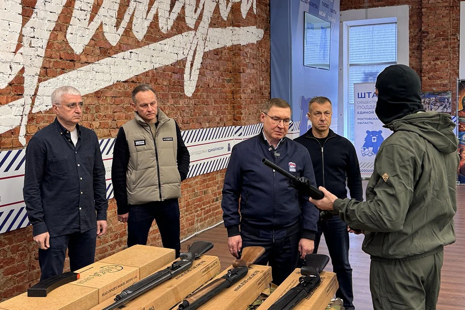 Секретарь Генсовета «Единой России» Владимир Якушев встретился с бойцами в штабе общественной поддержки партии в Ростовской области. Фото: ER.RU.