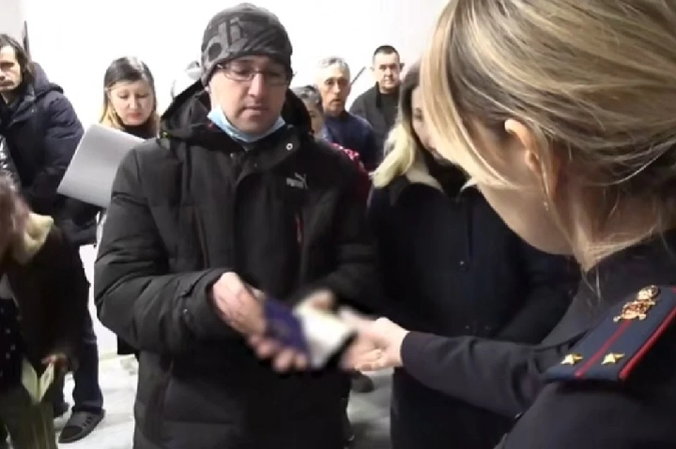 Сотрудники миграционных подразделений и правоохранители оказывают всестороннюю помощь эвакуированным из зоны боевых действий. Фото: МВД по ДНР