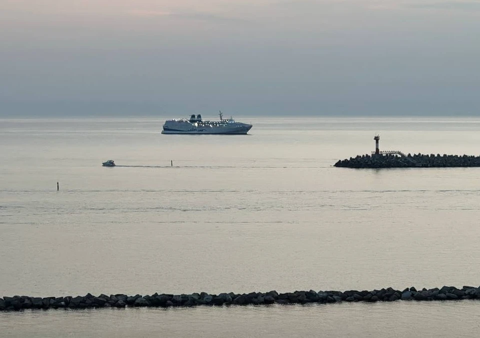 Паром простоял вдали от берега и ушел обратно в Турцию