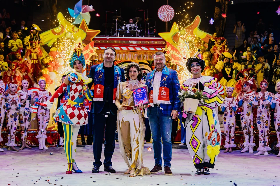 Гран-при получила эквилибристка из Мексики Анна Глэдис Медина. На фото победитель с Сергеем Беляковым и Эдгардом Запашным. Фото пресс-службы Росгосцирка.