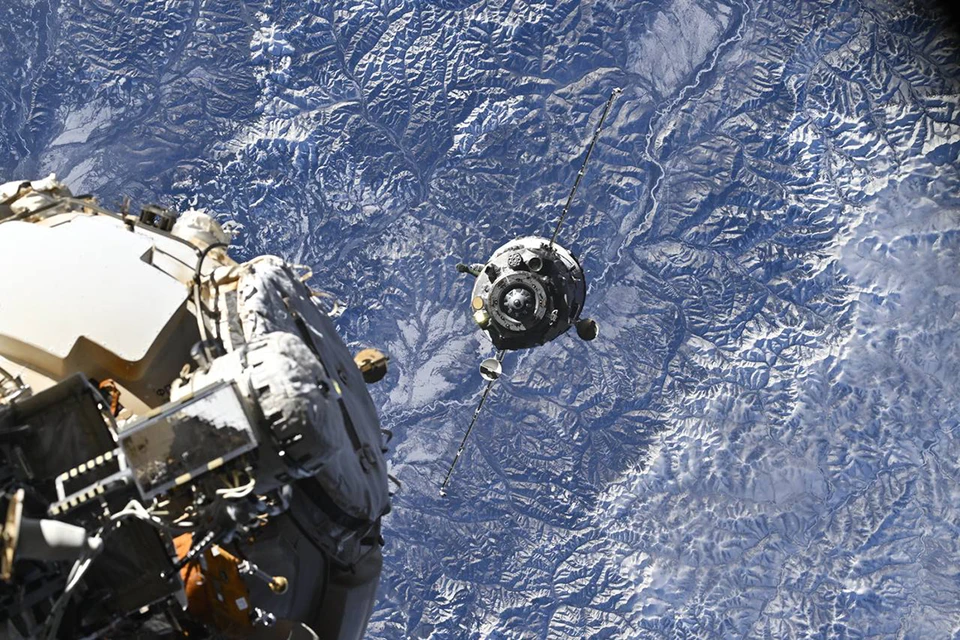 Корабль с двумя космонавтами и астронавтом отстыковался от МКС. Фото : Роскосмос.