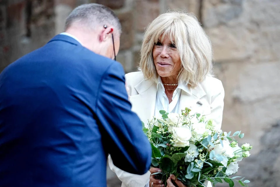 Бриджит Макрон попала в очередной скандал: во Франции усомнились, что она достойна звания первой леди