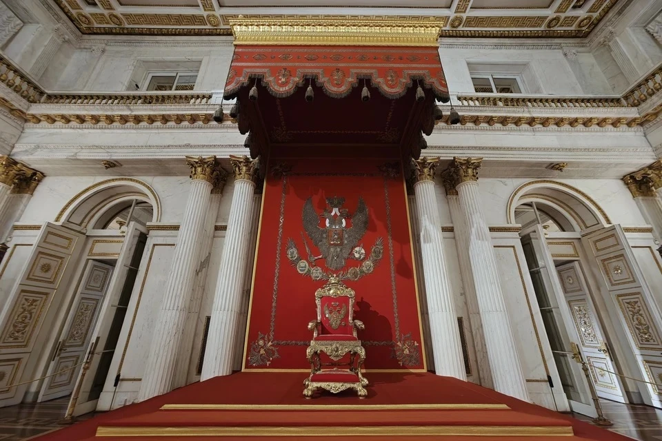 Трон в Георгиевском зале Эрмитажа