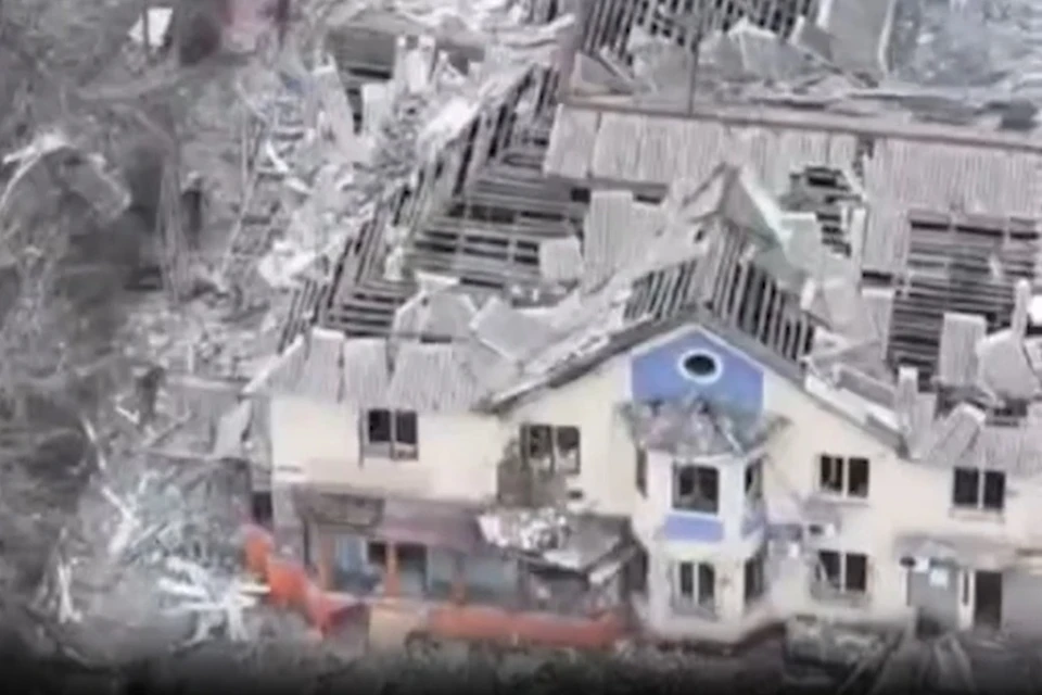 Российские военные выбивают боевиков ВСУ из зданий в Димитрове. Фото: Минобороны России