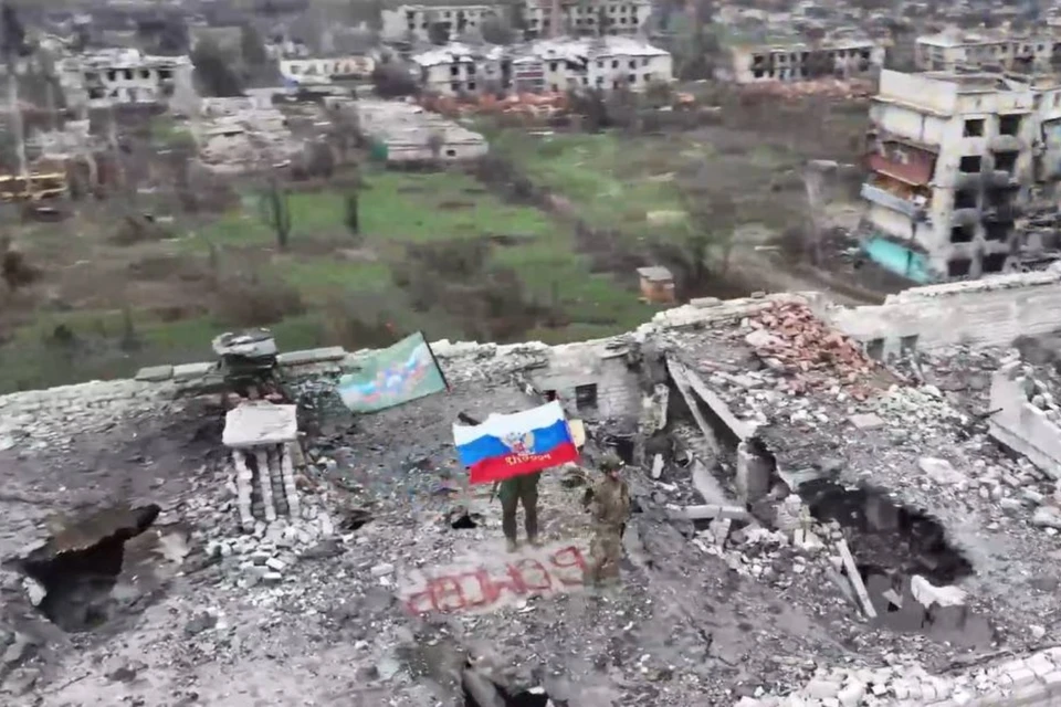 Военкор Коц показал русские флаги над городом Северск в ДНР. Фото: Telegram-канал Александра Коца