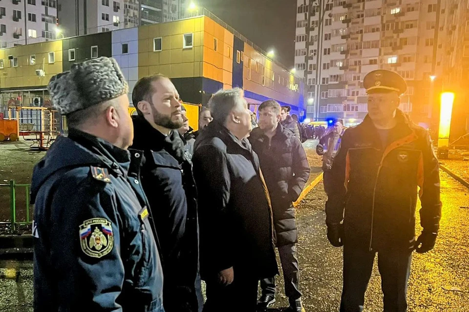 На место прибыл глава региона, работают различные экстренные службы.