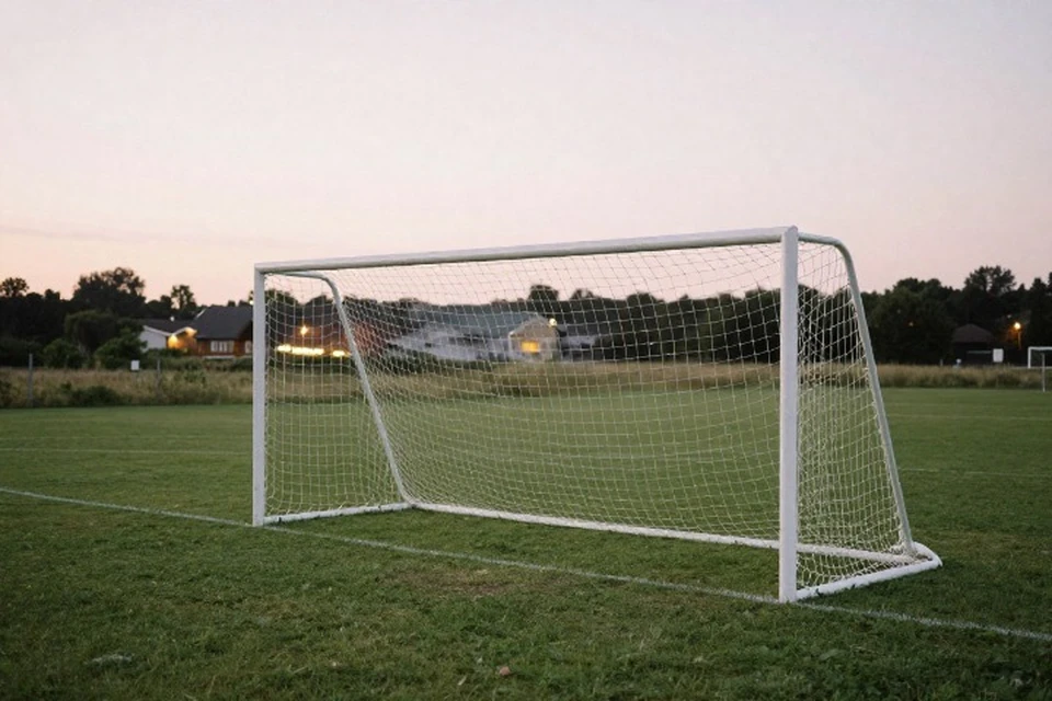 Пострадавший мальчик повредил ногу. Фото: создано ИИ