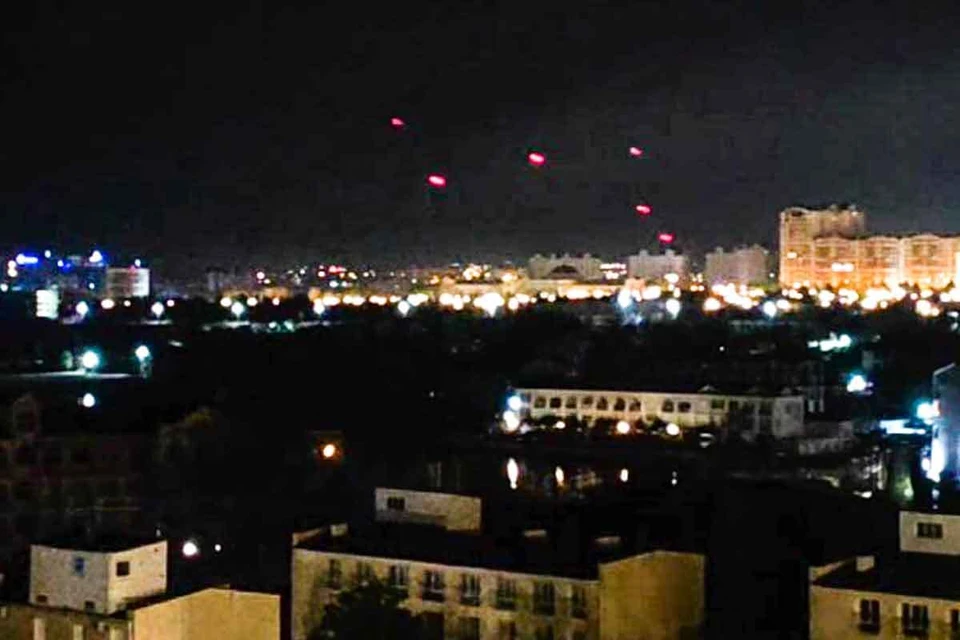 В Севастополе силы ПВО отражают очередной налет боевиков ВСУ.