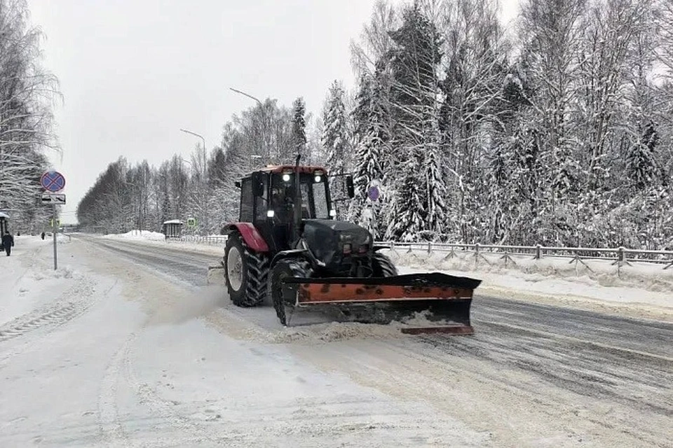 Внимание уделяли обработке проезжей части, остановок, тротуаров и перекрестков. Фото: правительства Кировской области