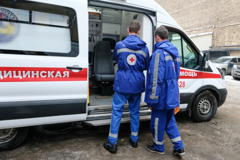 Получившего травмы автомобилиста госпитализировали.