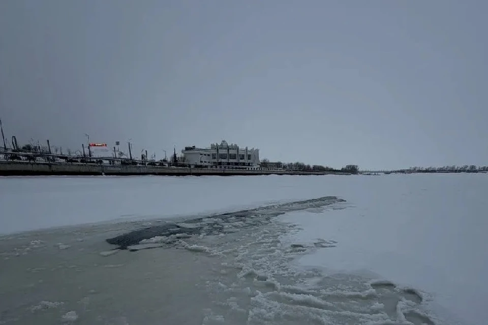 Транспорт угодил в промоину и полностью ушел под воду.