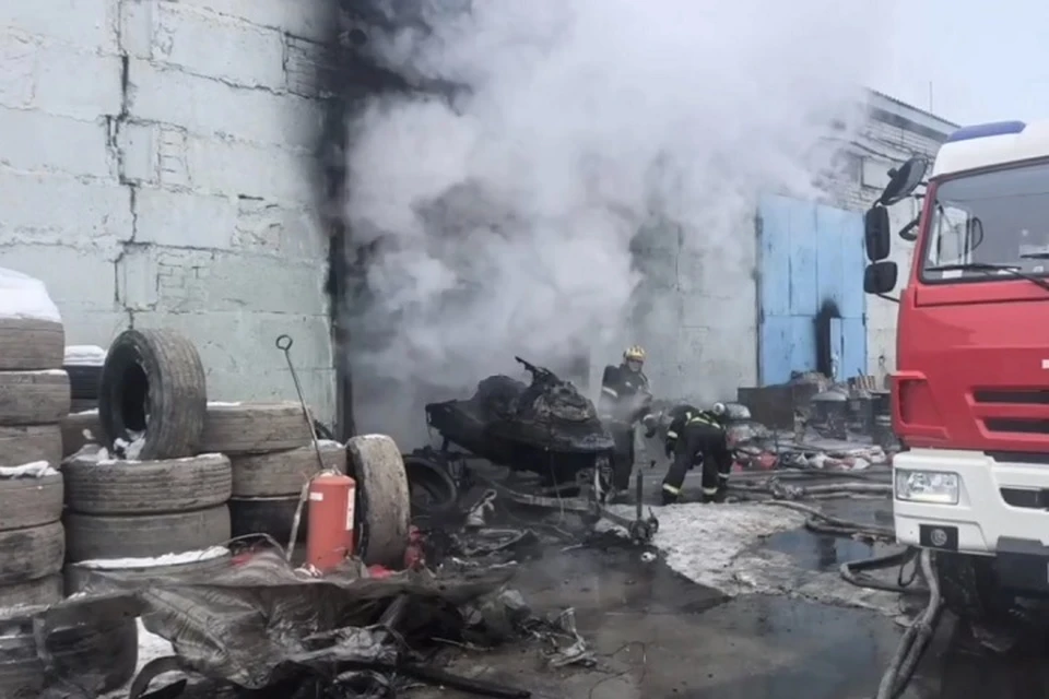 Причины возгорания сейчас устанавливают специалисты.